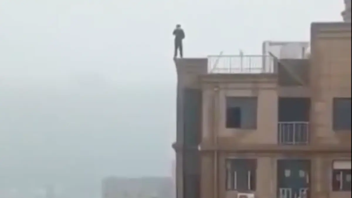 imagini infioratoare un barbat s a urcat pe o cladire sa isi faca un selfie si a cazut in gol totul