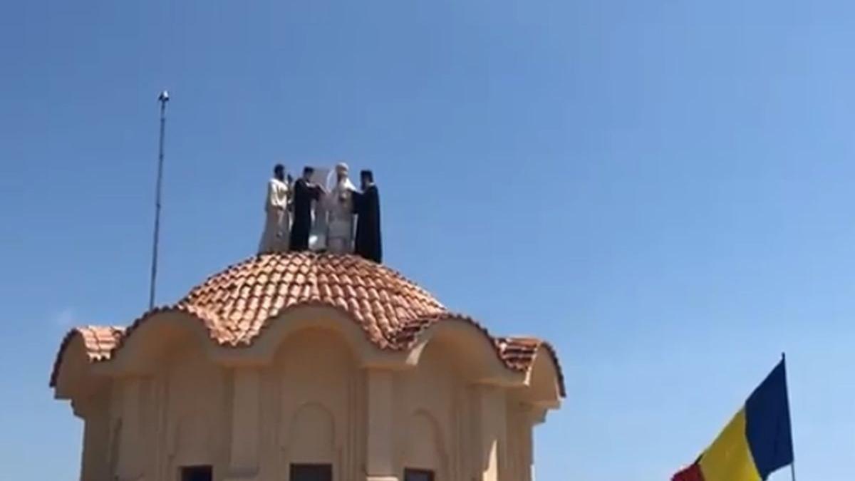 ips teodosie s a urcat pe turla unei biserici pentru a sfinti crucile video