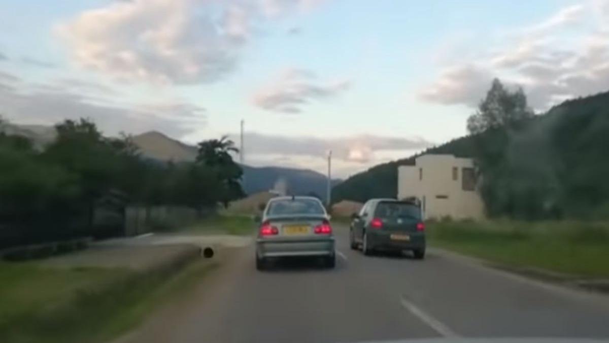 urmarire ca n filme la suceava masina politistilor a fost blocata de complicii unui contrabandist