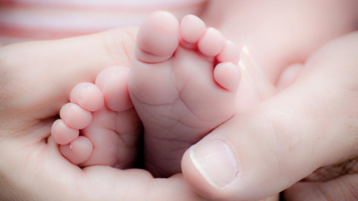 tentativa de omor la galati un bebelus de opt luni se zbate intre viata si moarte dupa ce mama lui