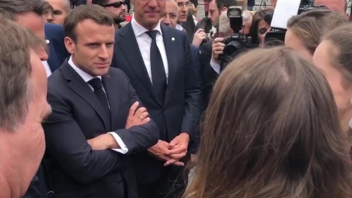 trei tinere s au apropiat la sibiu de presedintele frantei emmanuel macron ce au facut in secunda