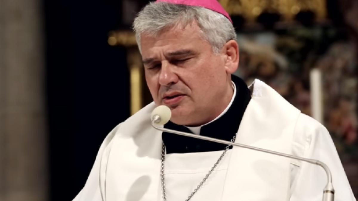 un ajutor al papei a coborat intr o canalizare si a repornit curentul electric pentru sute de