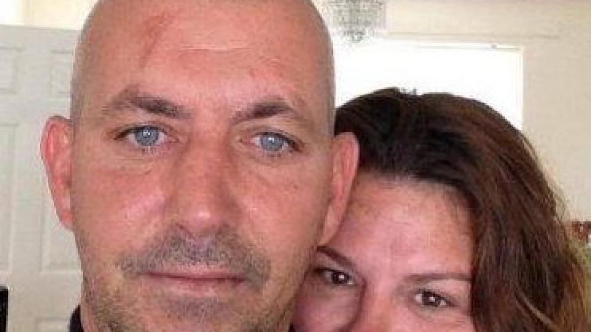 urmau sa plece in vacanta visurilor lor iar sotia lui a decis sa arate perfect asa ca a inceput sa