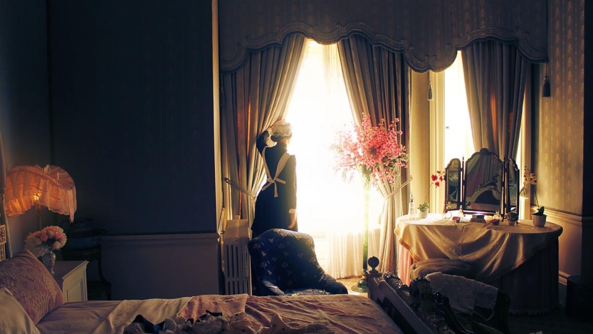 menajera a uitat o piesa de mobilier scumpa in soare drept urmare patronii sai au pedepsit o crunt