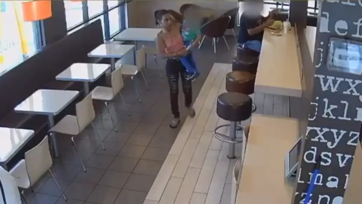femeia a intrat in restaurant si s a dus direct catre baietel l a luat in brate si dadea sa iasa