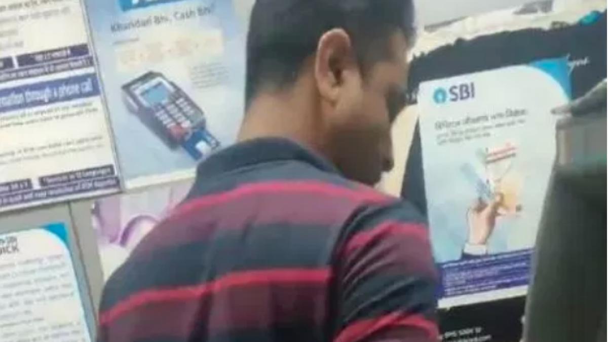 isi aniversase ziua de nastere si voia sa si scoata bani de taxi de la un atm cand a vazut un