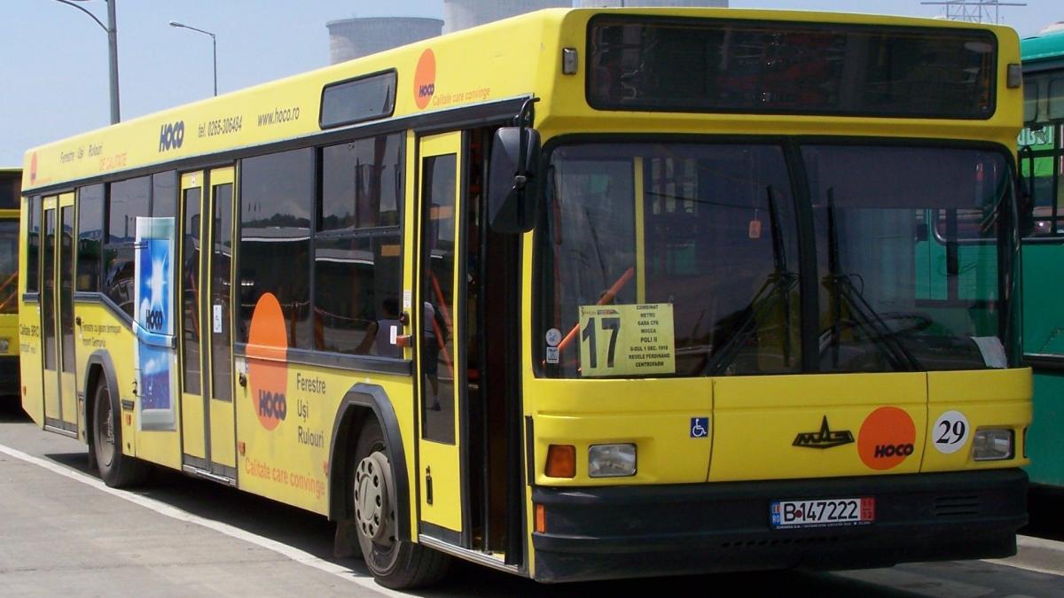 se afla intr un autobuz din targu mures cand la una din statii s a urcat cineva cu un bagaj
