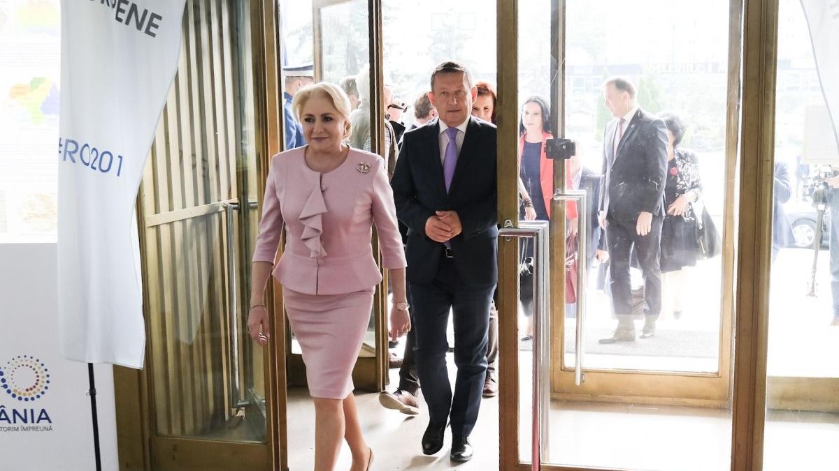 viorica dancila confruntare cu un protestatar veniti la guvern sa avem o discutie