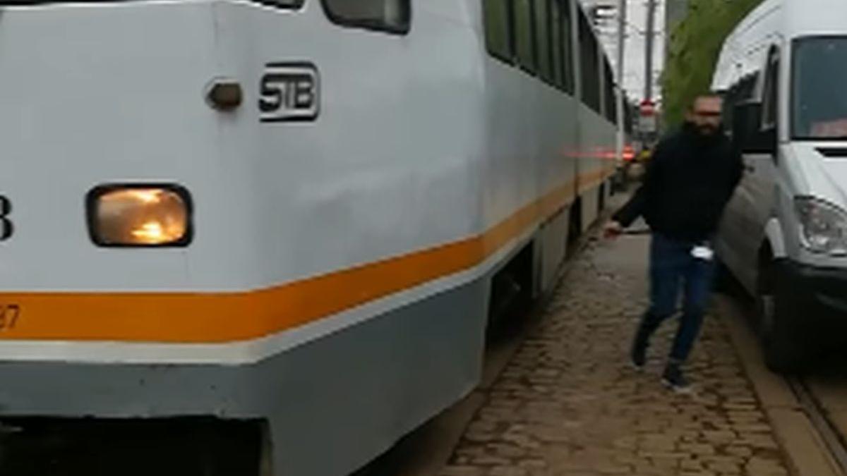 alexandru era in tramvaiul 36 din bucuresti cand a vazut ca acesta s a oprit s a dat jos din