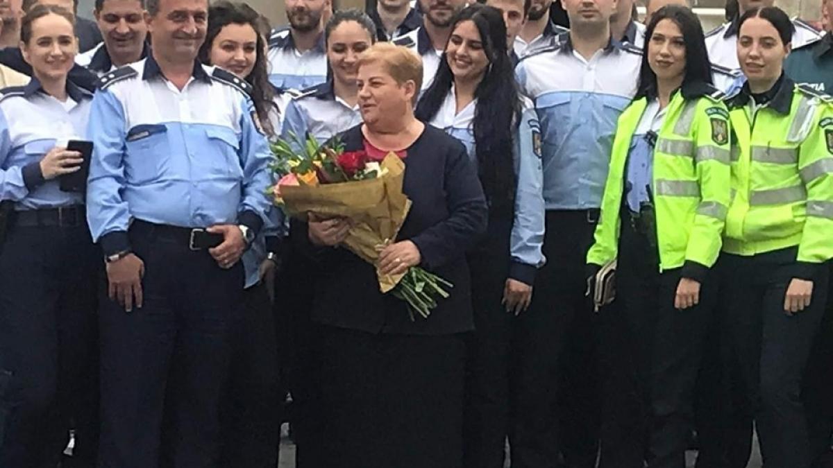 in fiecare dimineata doamna geta intra cu zambetul pe buze si le spunea buna dimineata copii aveti