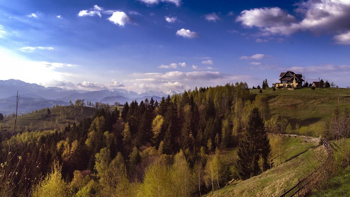 doi turisti au plecat intr o drumetie in muntii bucegi erau pregatiti pentru o calatorie dar nici