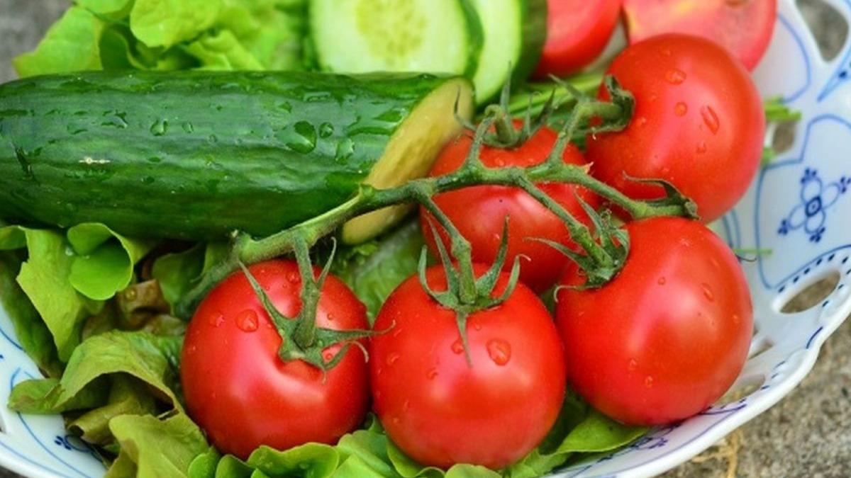 motivul pentru care nu este bine sa mananci salata de rosii cu castraveti sigur nu stiai asta