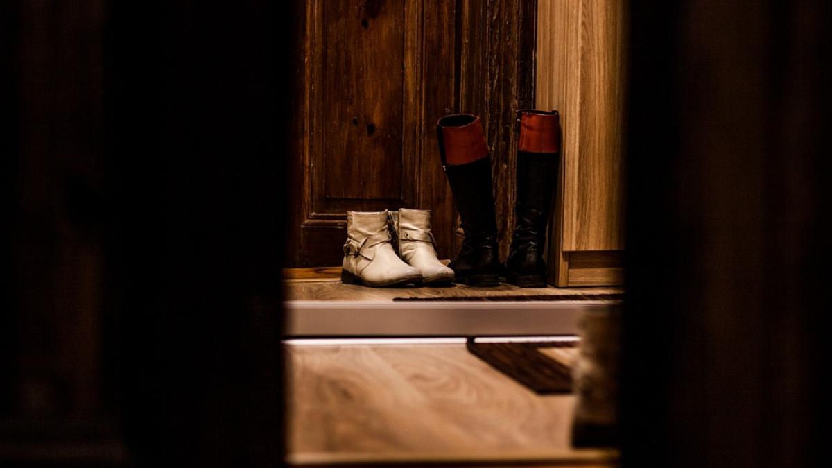 razvan a batut la usa vecinilor si le a spus ca vrea sa dea un telefon unui amic radu i a raspuns