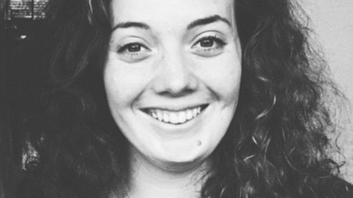 a iesit cu colegii in oras si s au strans toti pentru o poza de grup in cateva secunde tanara a