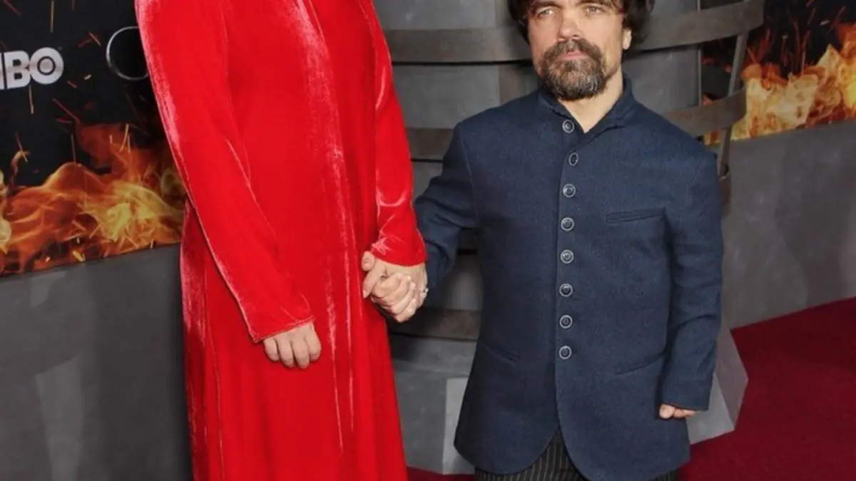 cum arata sotia piticului din game of thrones e mult mai inalta decat el si a dat nastere a doi