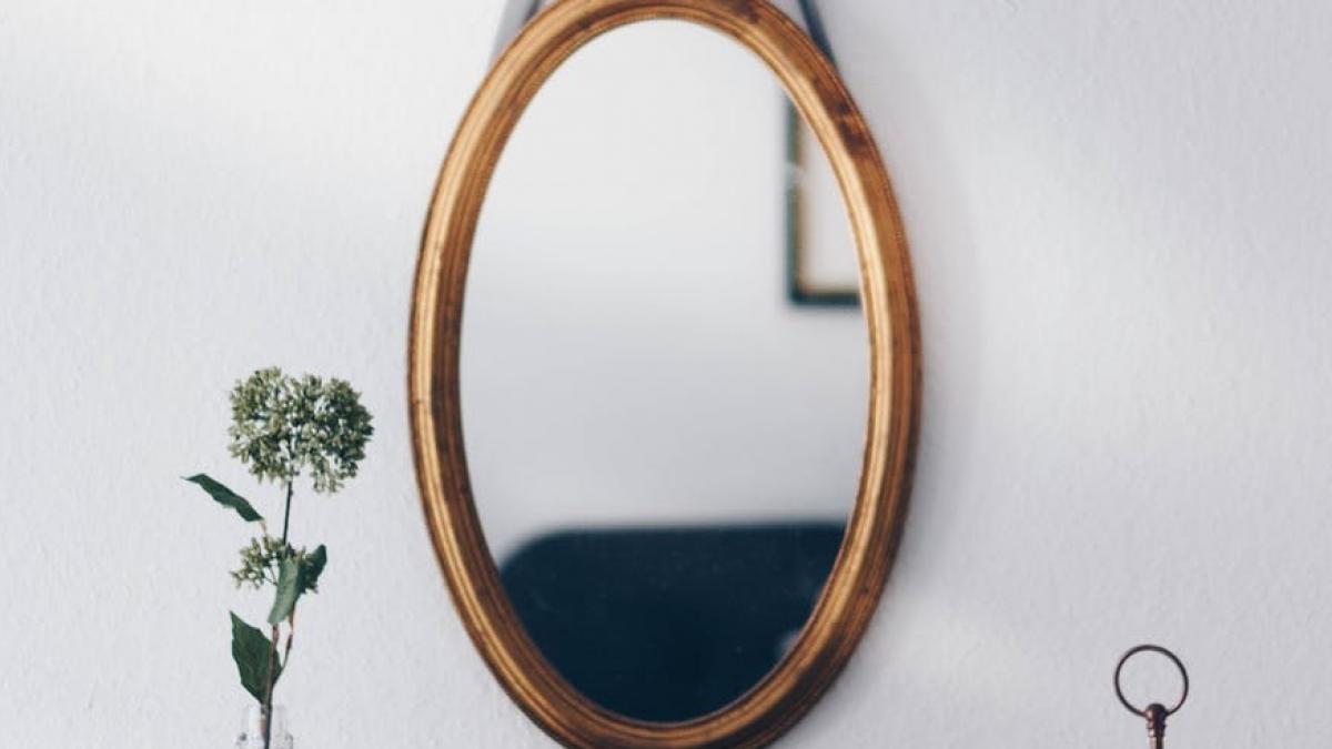 ii lasa mesaje pe oglinda pentru a o determina sa i lase lui averea batrana avea impresia ca