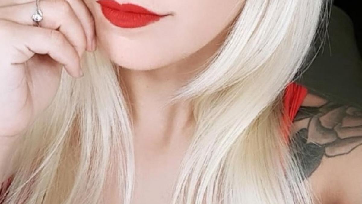 o blonda angajata a unei primarii data afara dupa ce s a aflat ca vinde filmulete pentru adulti