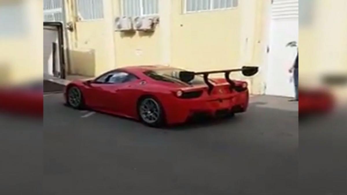 o masina ferrari a ramas fara o usa accident stupid petrecut in capitala video