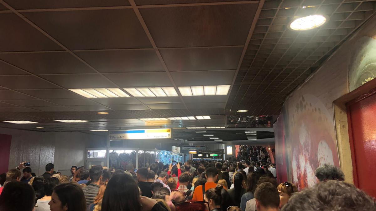 aglomeratie infernala miercuri dimineata pe magistrala de metrou berceni pipera sute de oameni au