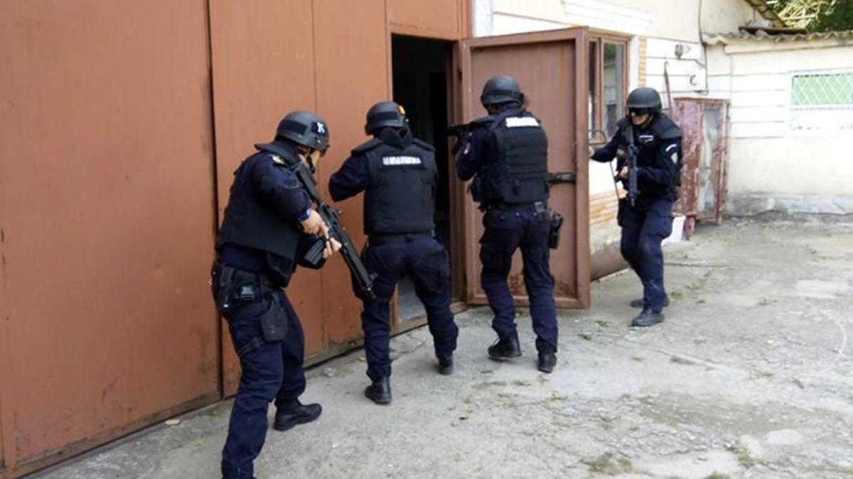 bataie cu rangi si bate in resita intre doua clanuri rivale politistii si jandarmii au intervenit