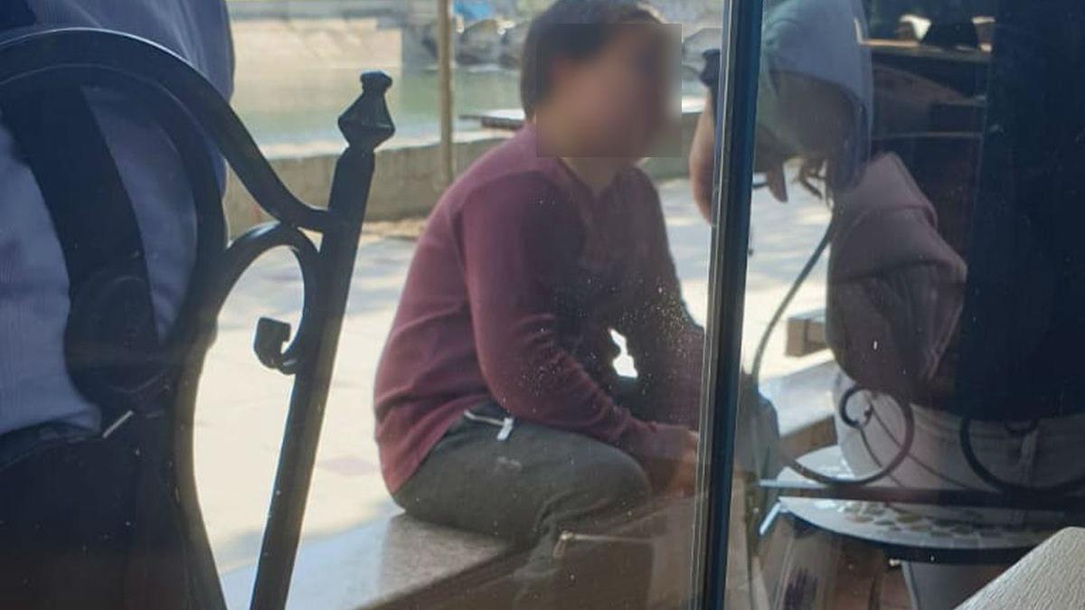 cristina se afla la masa in centrul bucurestiului cand un baietel sarman s a apropiat de usa