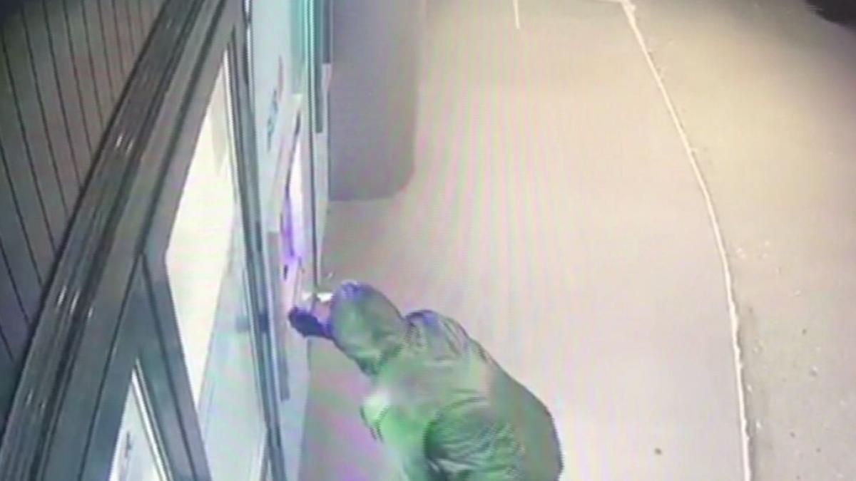 noi imagini de la bancomatul aruncat in aer din capitala jefuitorii considerati extrem de bine