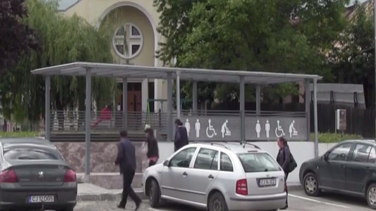 prima toaleta publica din huedin a costat 120 000 de euro ce s a intamplat la prima ploaie video