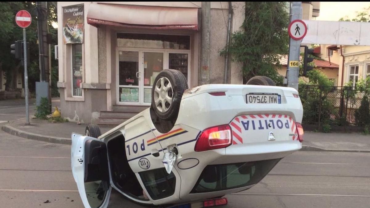 situatie incredibila in prahova un politist baut s a rasturnat cu masina politiei
