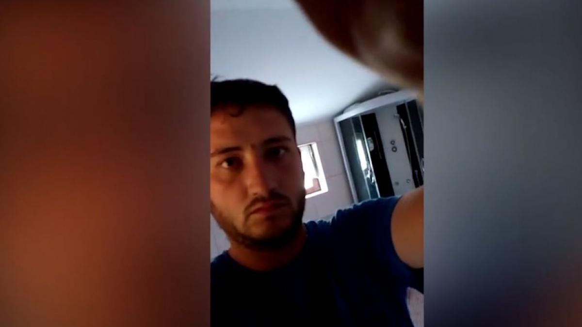 a montat o camera de filmat in baie ca sa si vada cumnata cand se dezbraca si face dus acum au