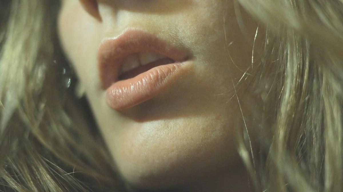 un roman a obligat zeci de femei sa se prostitueze peste 14 ore pe zi in franta