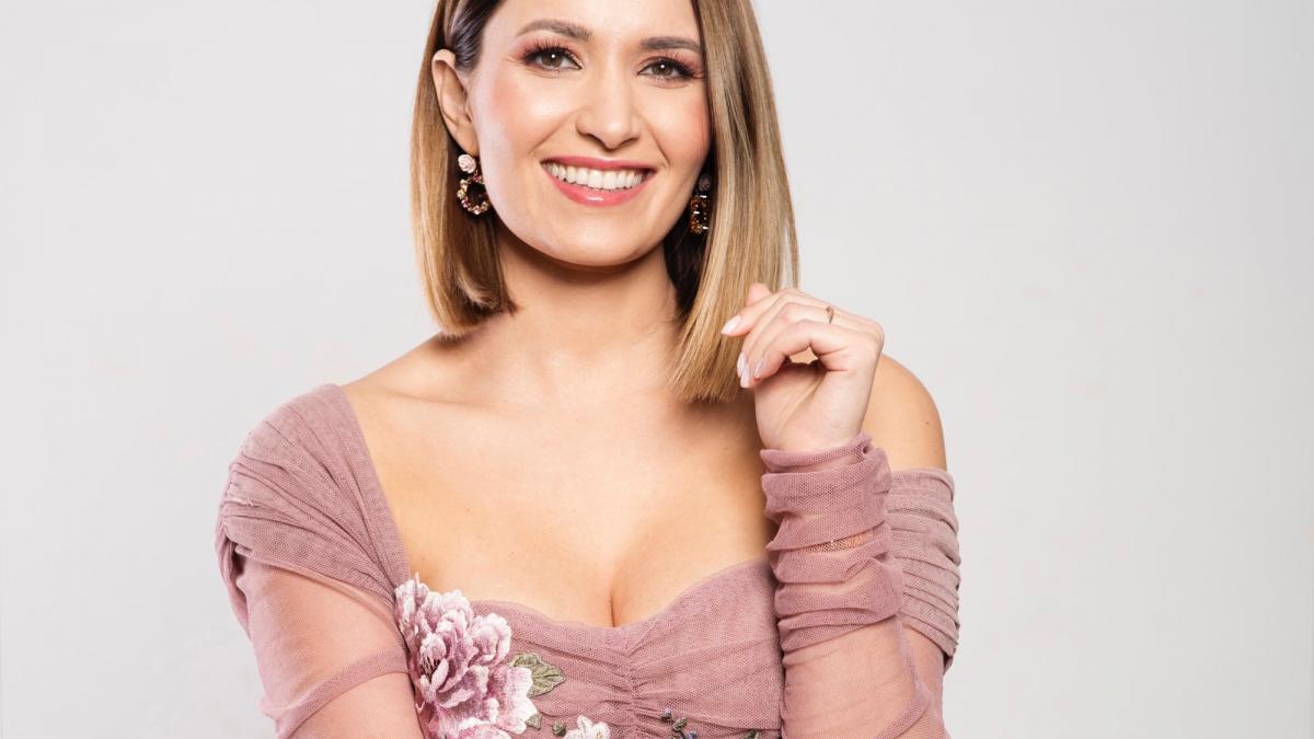 vedete si jurnalisti vor fi alaturi de ela craciun pentru lansarea primei sale carti