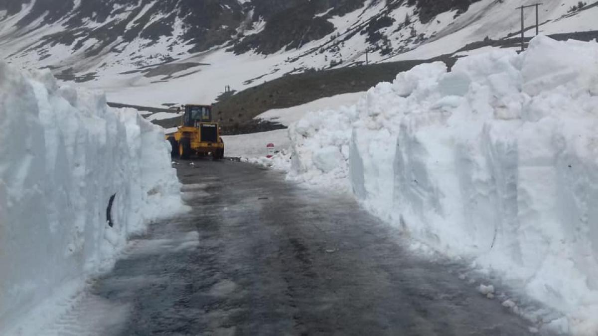imagini fabuloase din romania zapada de doi metri drumarii fac eforturi foto