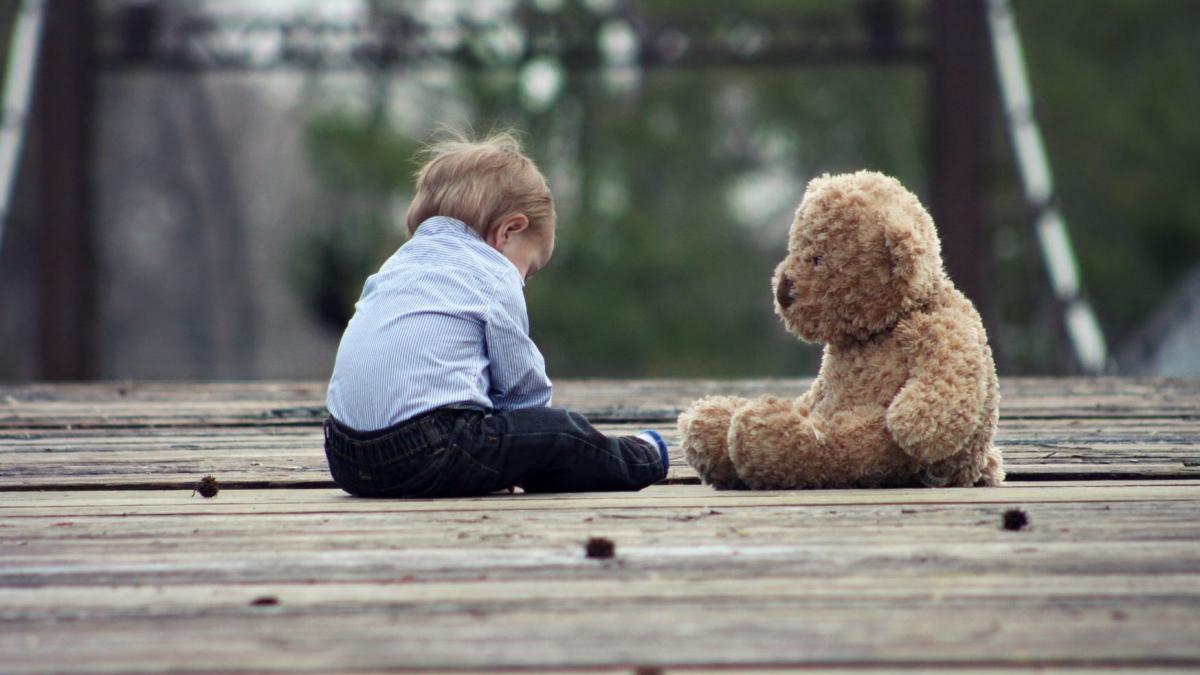 o mama a angajat o bona care sa aiba grija de baiatul ei de doi ani cat ea era la munca copilul a