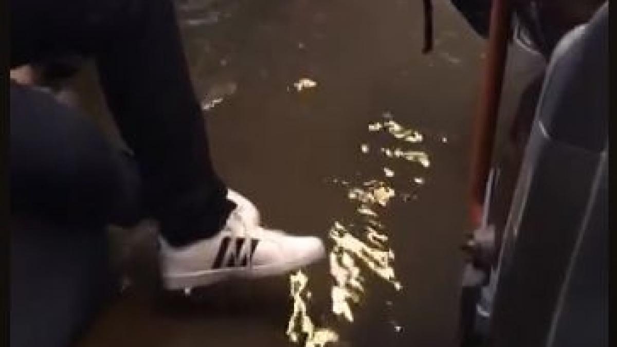 se afla in autobuzul 182 cand ploaia torentiala a cuprins capitala apa a navalit peste oamenii din