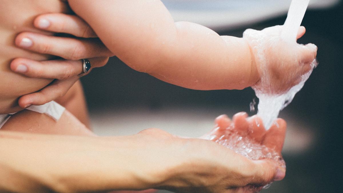 trei fetite au ajuns de urgenta la spital e ingrozitor ce le a facut mama lor in timp ce le spala