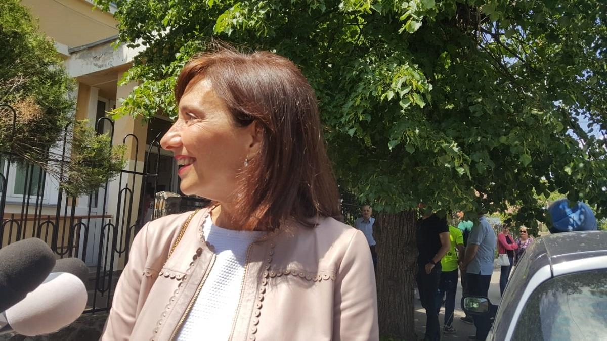 cum a venit imbracata carmen iohannis la vot toata lumea a intors capul sa o vada foto