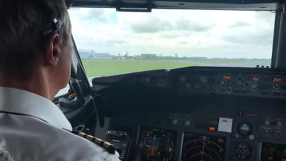 cum arata o aterizare pe aeroportul otopeni vazuta din cabine pilotilor video