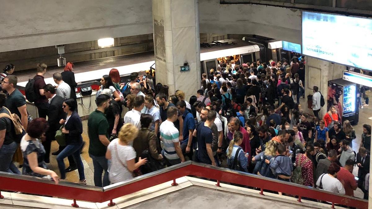 aglomeratie mare la metrou marti dimineata sute de oameni au ramas blocati la piata unirii