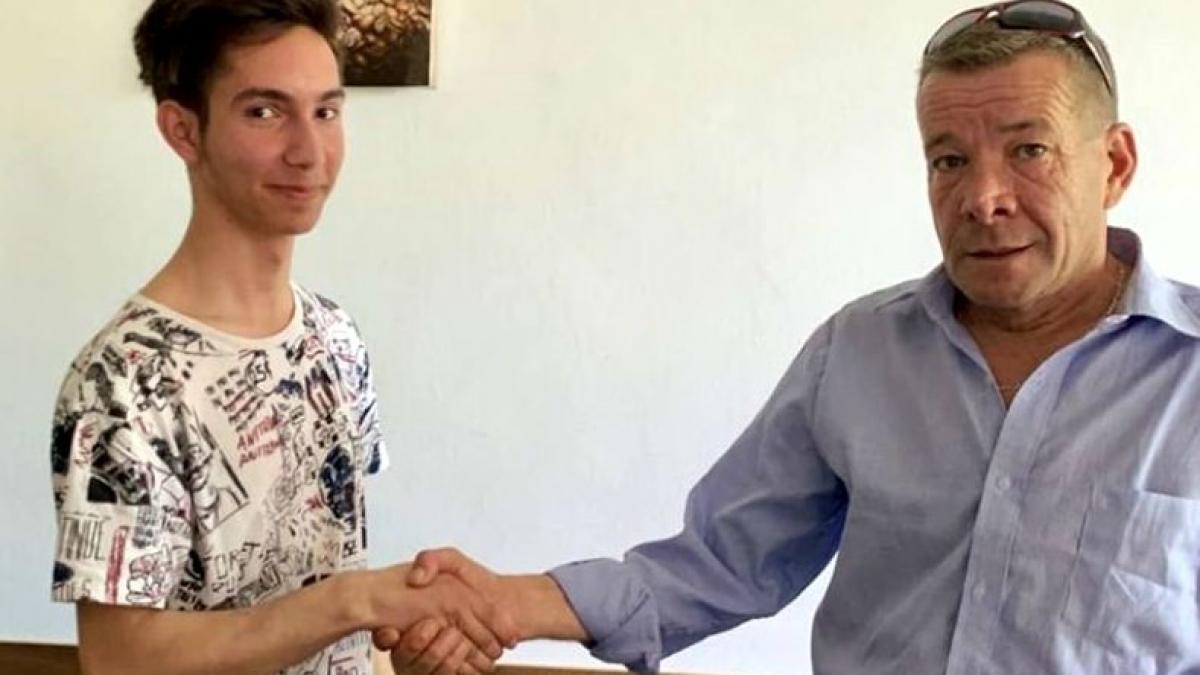 vlad se asezase pe o banca din parc in iasi la un moment dat a vazut un portofel langa el tanarul s