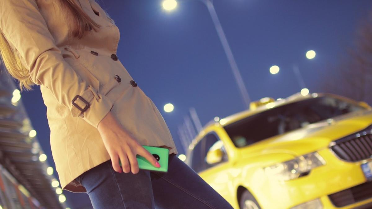 dorina din bucuresti s a urcat intr un taxi si i a spus soferului adresa acesta i a cerut sa