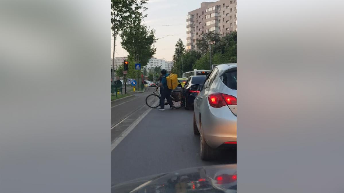 marius era in trafic pe un bulevard mare din bucuresti cand a vazut un biciclist care transporta