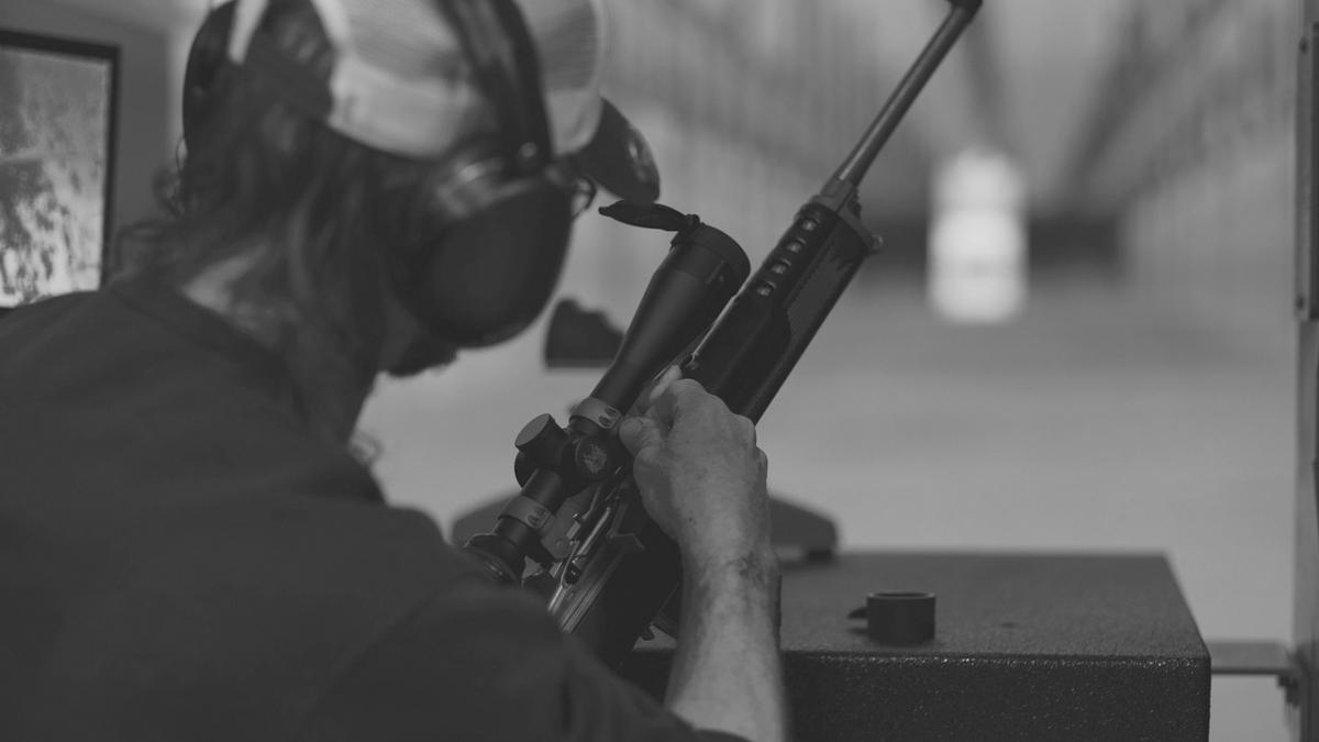 momentul in care un om a fost impuscat in poligon video