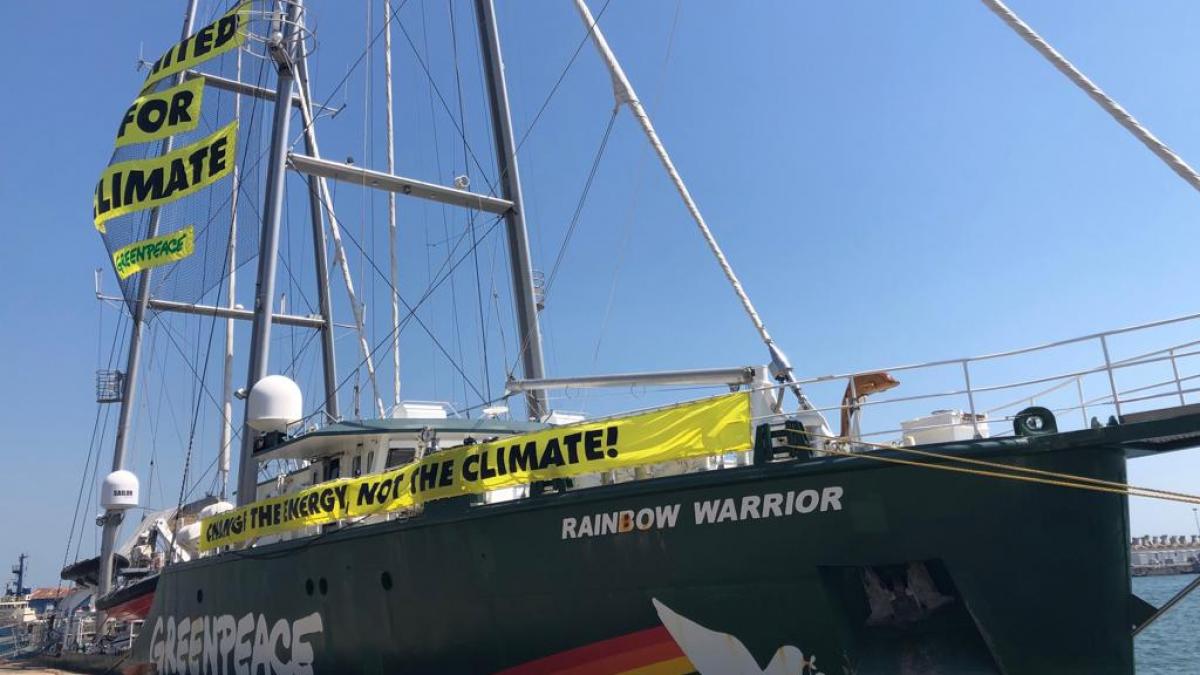rainbow warrior a sosit la constanta pentru a semnala pasivitatea romaniei in problema schimbarilor