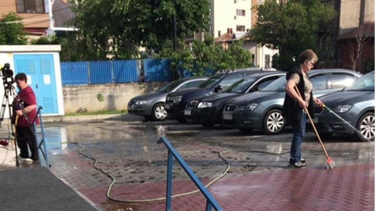 scandal in fata csm protestatarii s au dus cu bidoane de vin sa ude asfaltul foto