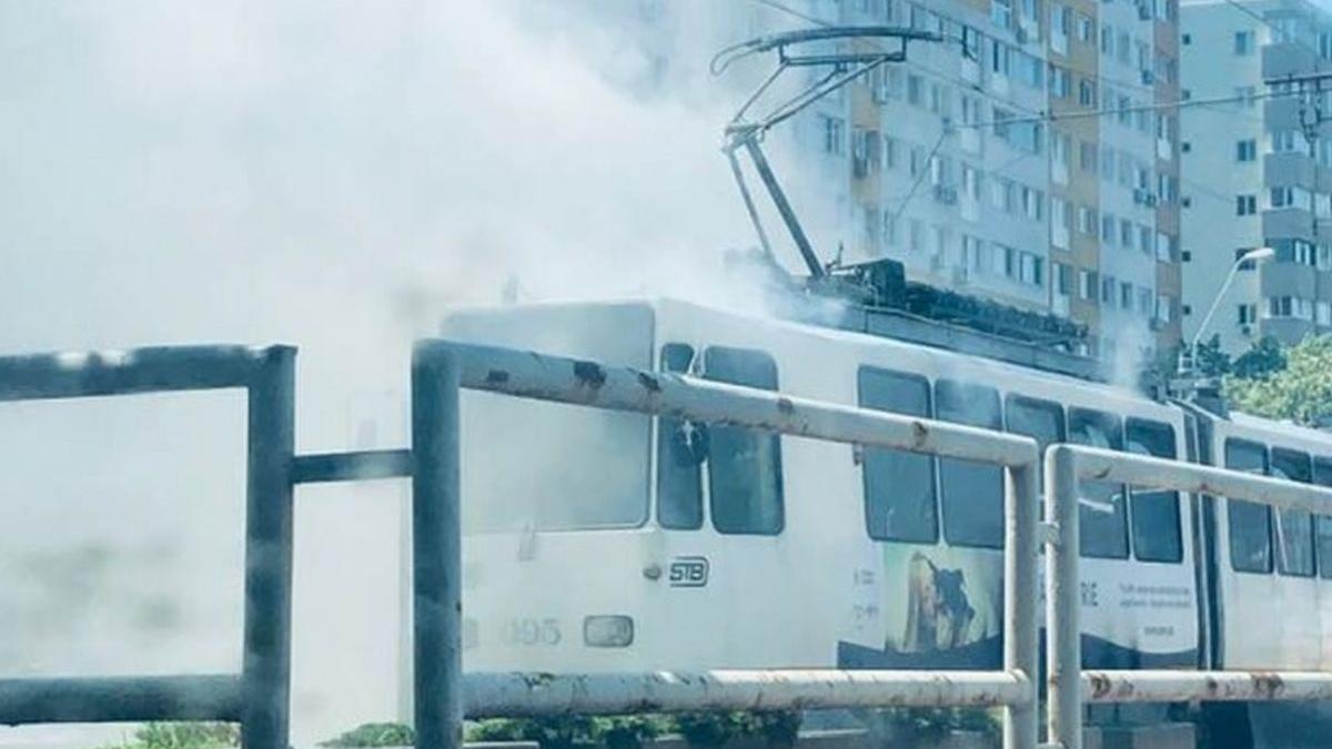 tramvai in flacari in zona dristor din capitala foto video