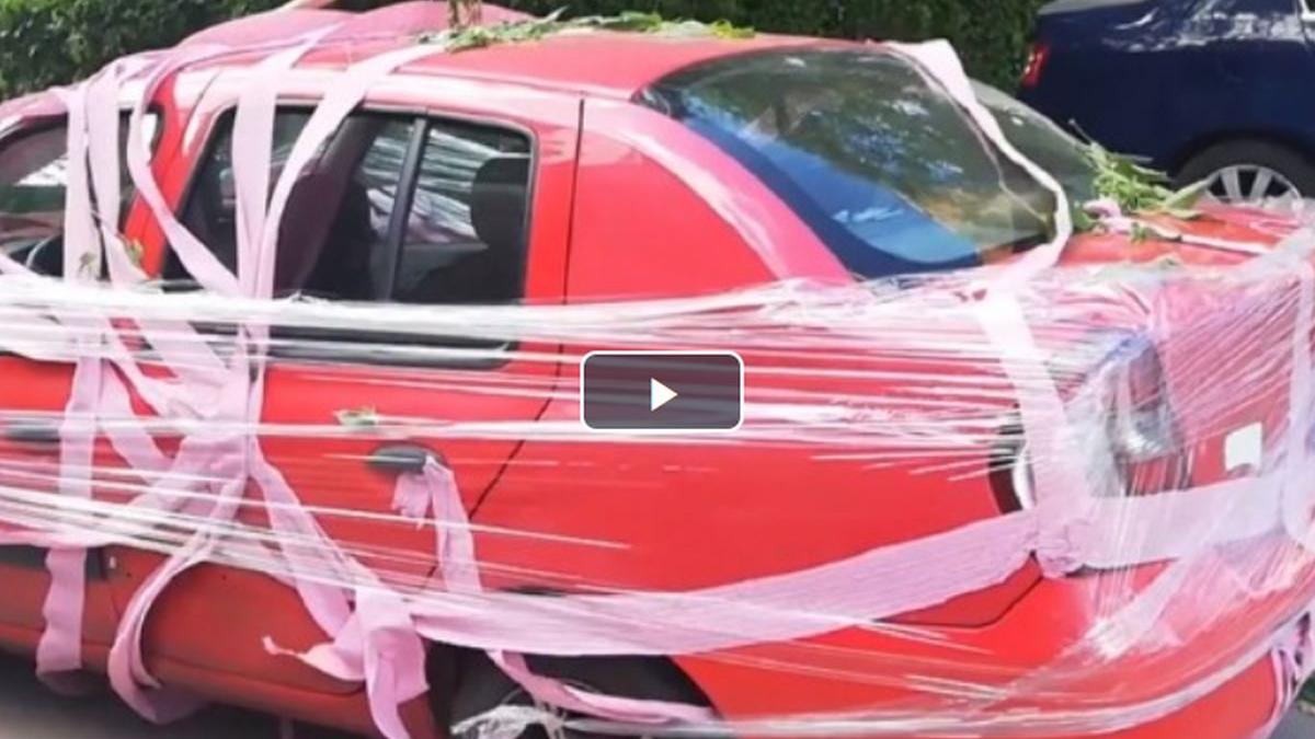 un barbat din targoviste si a gasit masina invelita in hartie igienica si scotch video