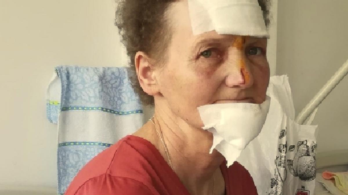 lenuta este barmanita la discoteca dintr un sat din vaslui a dat de baut la toata lumea si pe la