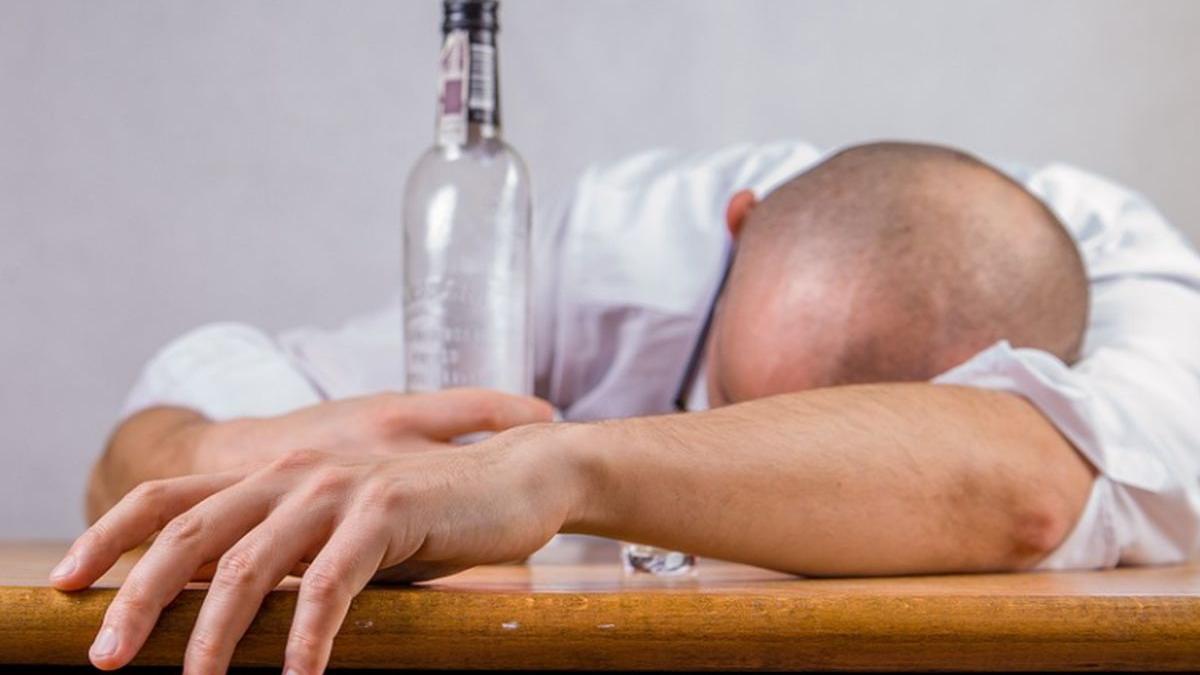 un barbat din vaslui a ajuns in stare critica la spital dupa ce a confundat sticla de tuica cu cea