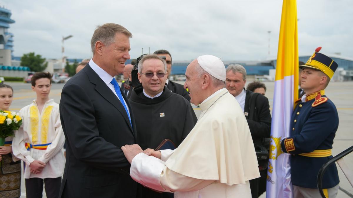 cat costa vinurile pe care iohannis i le e facut cadou papei francisc