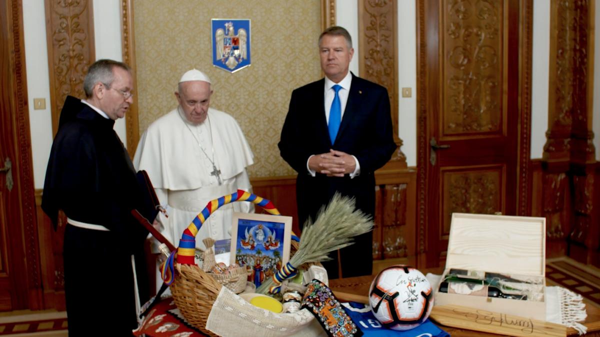 ce cadou i a facut klaus iohannis suveranului pontif